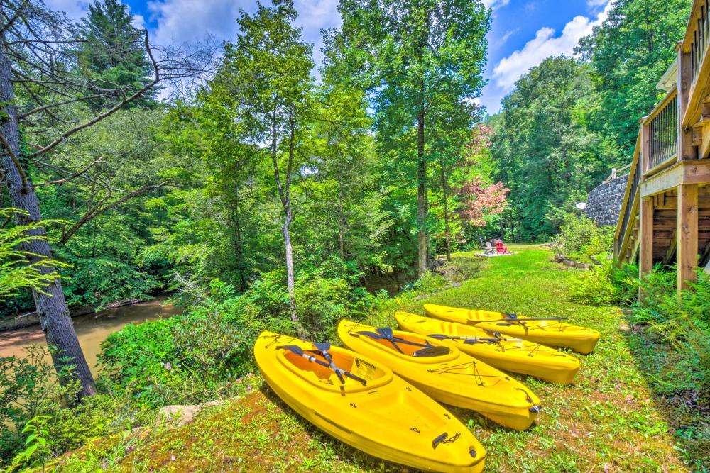 Cozy Riverside Dahlonega Home with Kayaks and Fire Pit